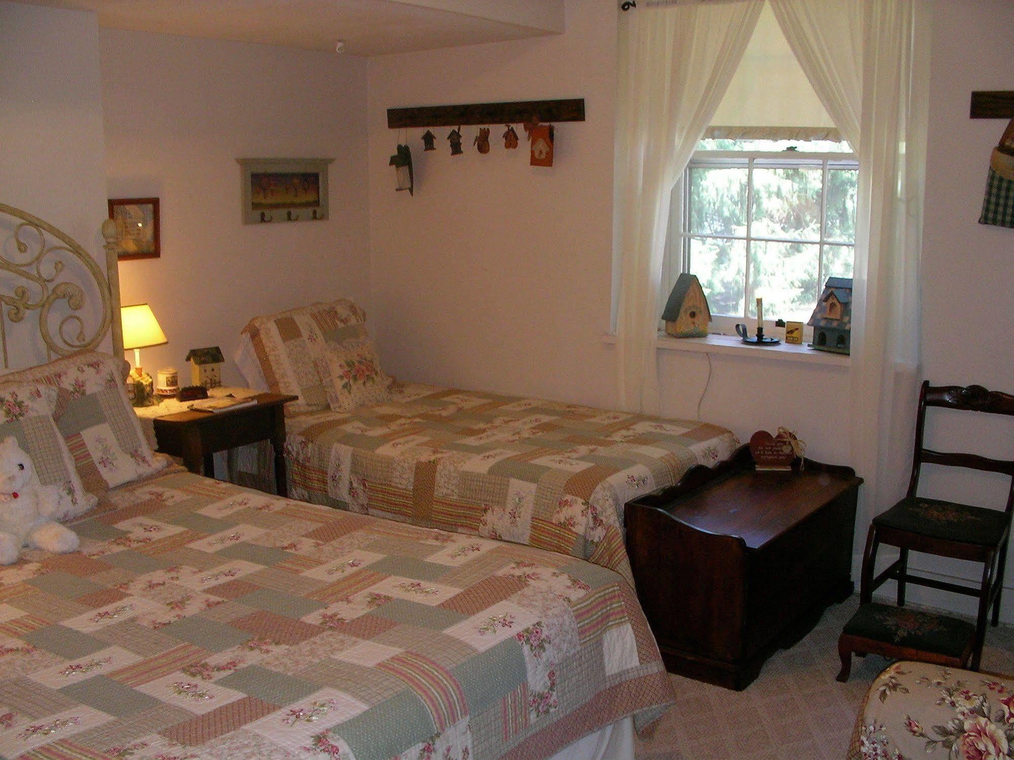 The Pines Of Dresden B&B 객실 사진