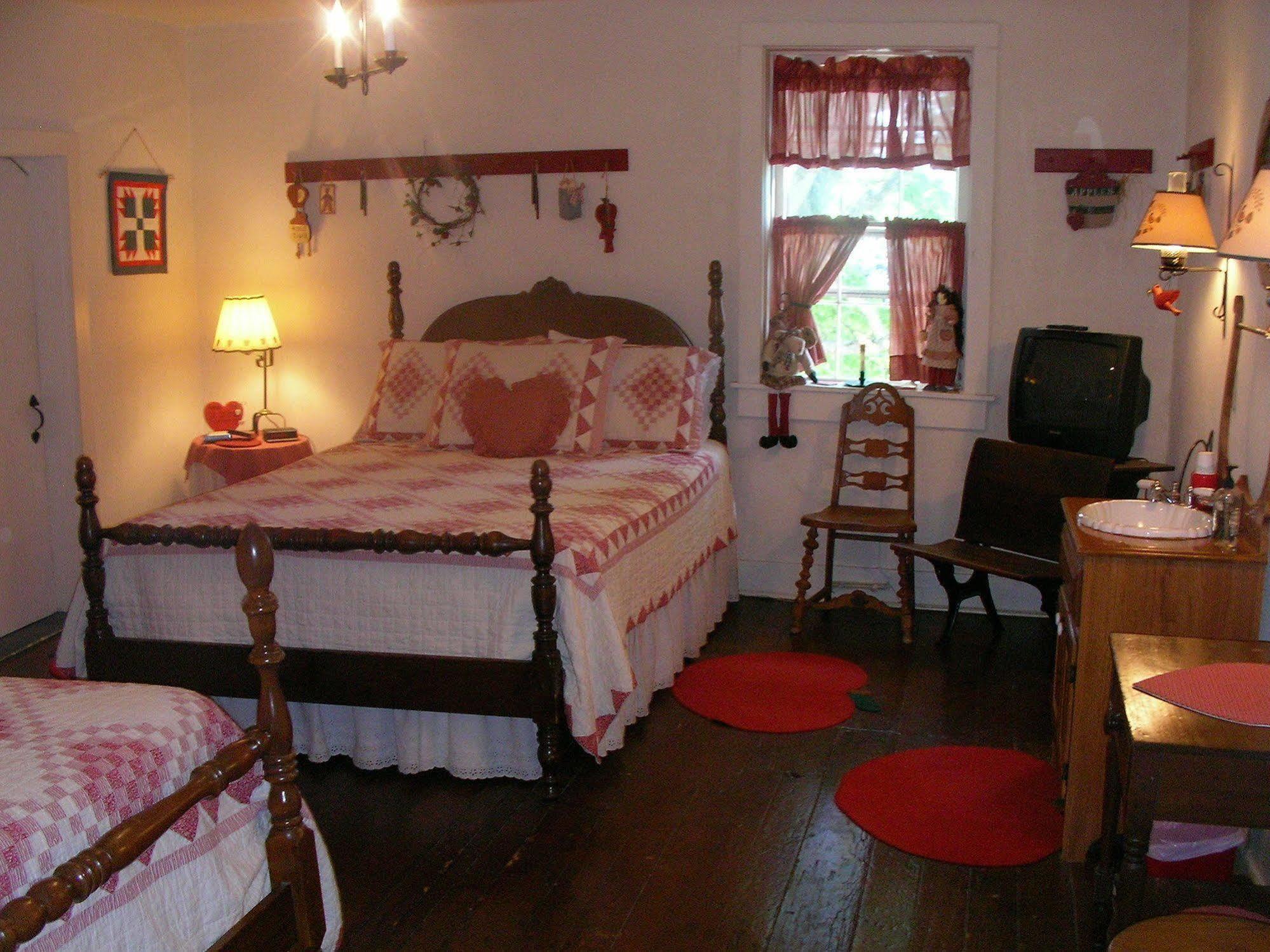 The Pines Of Dresden B&B 객실 사진