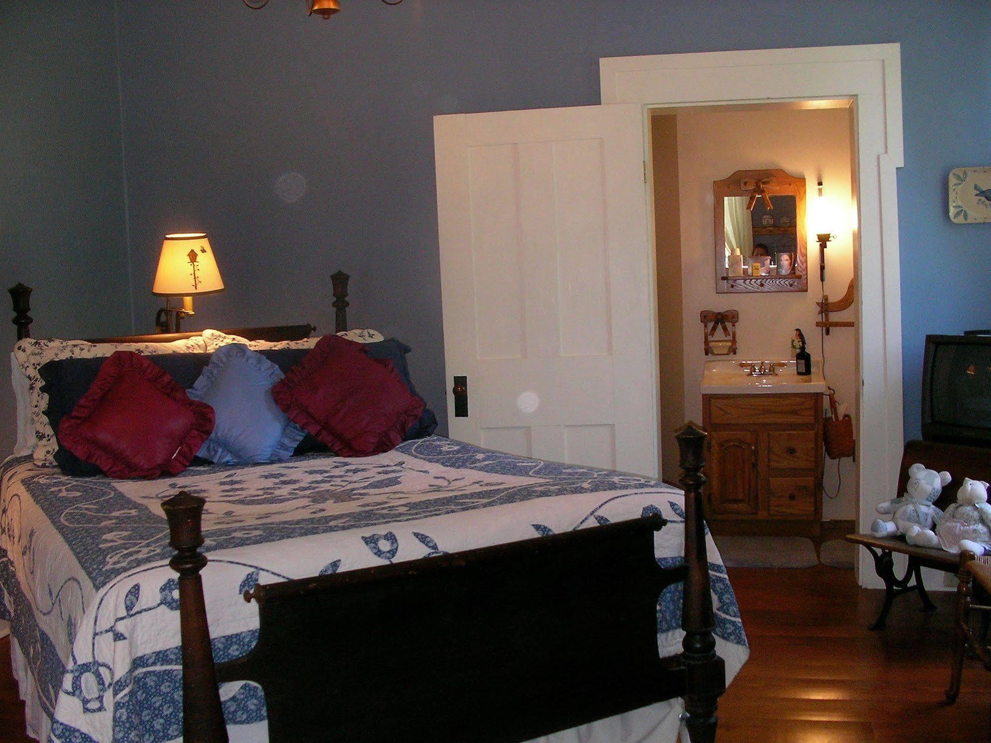 The Pines Of Dresden B&B 객실 사진